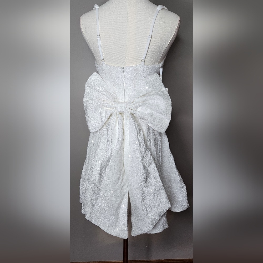 Elegant White Mini Dress with Bow